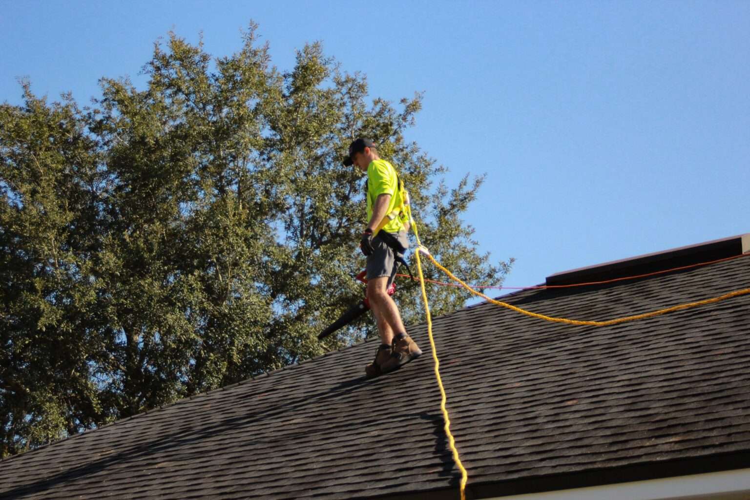What to consider when hiring roofing and siding contractors?